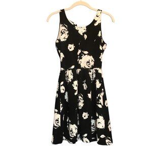 AQUA Women's Sleeveless Floral Mini Dress in Black White - Size Small